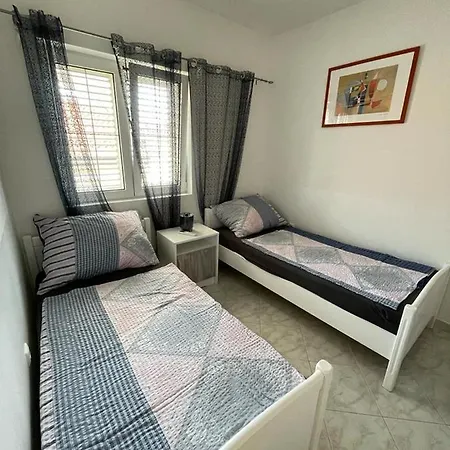 Apartment Ira Vir