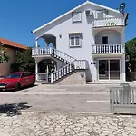 Ira Διαμέρισμα *