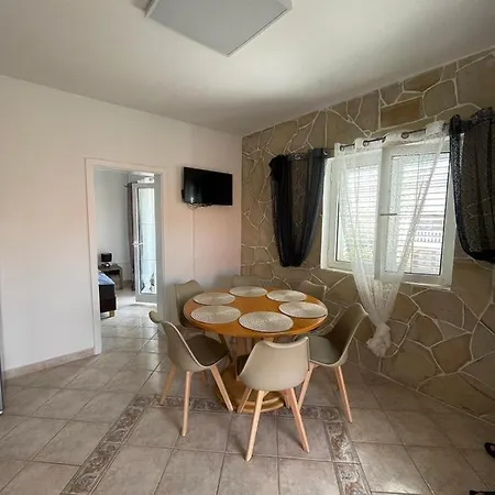 Ira Apartment *